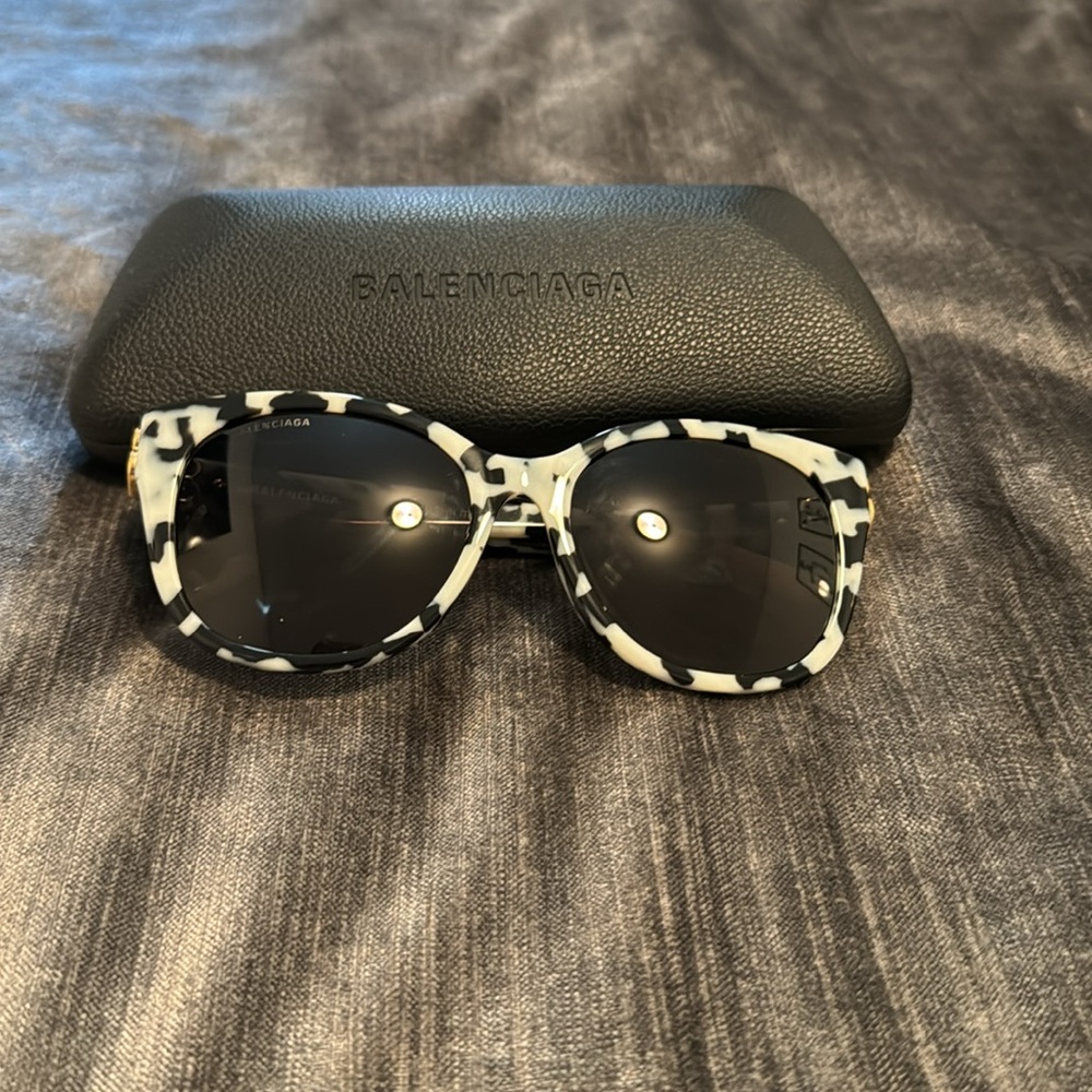 Balenciaga Tortoise Sunglasses - Picture 5 of 5